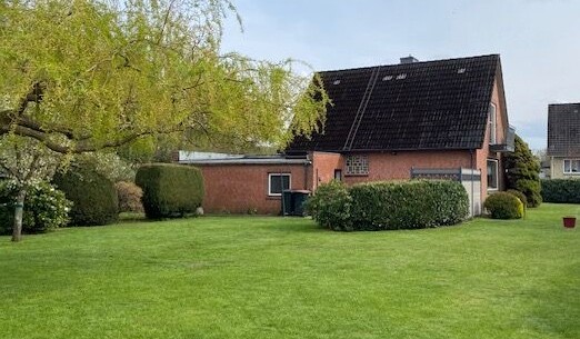 Schmalfeld: Großes, parkähnliches Grundstück mit gemütlichem Einfamilienhaus!
