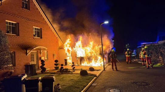 Garagenbrand greift auf Doppelhaushälfte über - Acht Personen betroffen