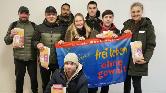 „Gewalt kommt nicht in die Tüte!“ - Gespendete Brötentüten verteilt