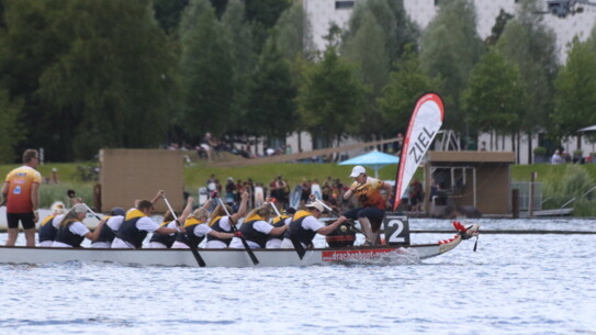 Im Gleichschlag zum Sieg: Drachenbootrennen kehrt an den Norderstedter Stadtparksee zurück