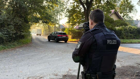 Sicher zur Schule: Polizei nimmt Verkehr rund um die Waldschule unter die Lupe