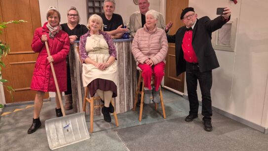 „Sneedrieven“ Plattdeutsches Theaterstück voller Witz, Charme mit der Seebarger Speeldeel