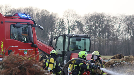 50 Rundballen in Vollbrand - Feuerwehr verhindert Übergriff auf Stall