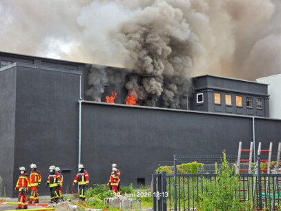 Großbrand in Lagerhallenkomplex - rund 58-stündiger Großeinsatz mit etwa 300 Kräften