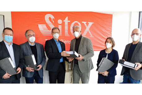 Firma Sitex übergibt Bauantrag an Bürgermeister Hanno Krause