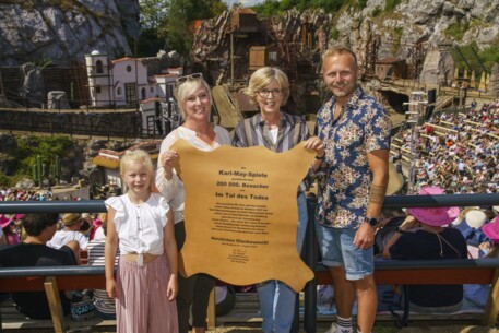 Karl-May-Spiele überraschen 200.000 Besucher mit Familienurlaub im Wasserturm