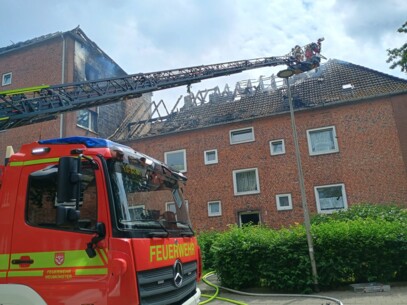 Dachstuhlbrand in Mehrfamilienhäusern - Feuerwehr verhindert weitere Brandausbreitung
