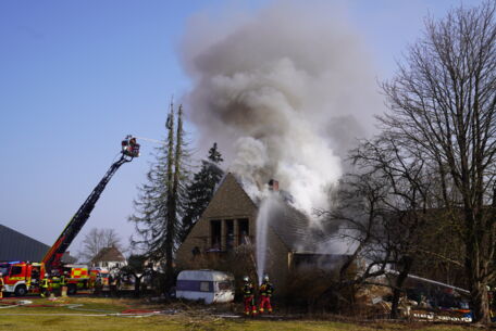 Feuerwehr im Großeinsatz bei Wohnhausbrand