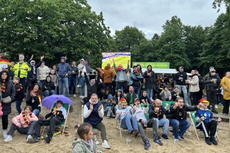 1.500 Besucher trotzen Regen, Kälte und Wind: Friedlicher WM-Auftakt begeistert Quickborn