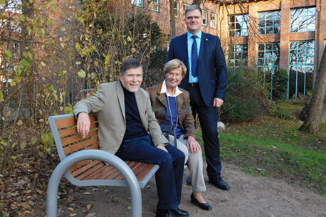 Spende von zwei hochwertigen Sitzbänken für den Rathausgarten