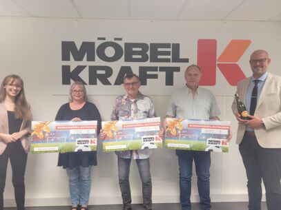 Glückliche Gewinner beim Möbel Kraft EM-Tippspiel