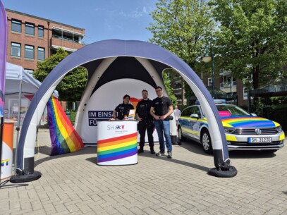 Polizei zeigt Flagge auf Christopher Street Day
