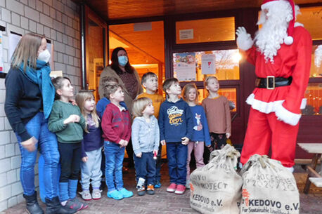 Weihnachtsmann bringt die Buchgeschenke