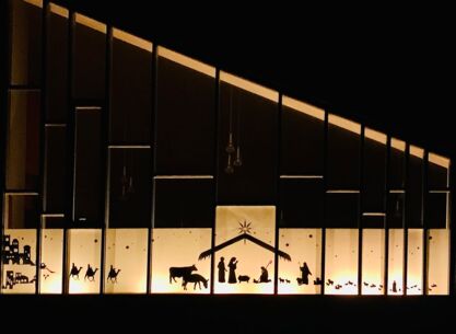 Schattenbilder mit der Weihnachtsgeschichte in den Kirchenfenstern