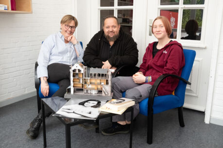 Jugendliche führen durch Anne-Frank-Ausstellung