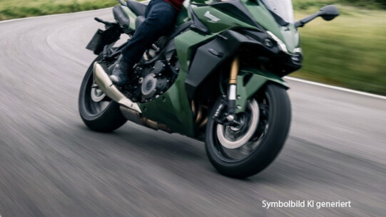 Mit 121km/h in die Schmalfelder Kurven - Polizei stoppt Motorrad-Raser