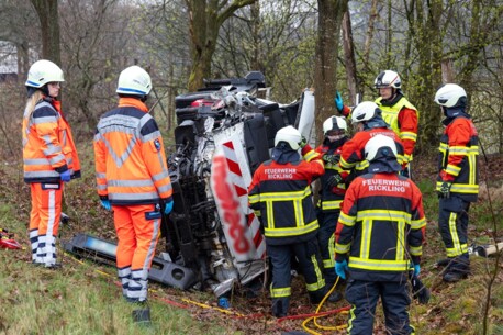 Schwerer LKW Unfall - Fahrer eingeklemmt