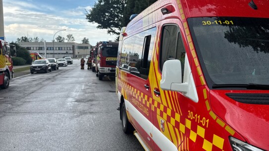 Großeinsatz in Wahlstedt: Feuerwehr kämpft gegen Schwelbrand in Industriehallendach