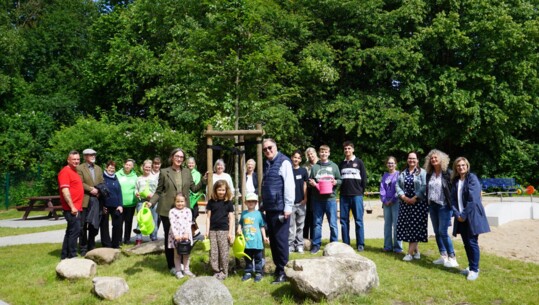 Die KiTa „Kleine Wunder" übernimmt die Gießpatenschaft für den „Kinderrechte-Baum"