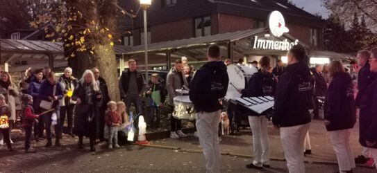 Bunte Lichter und leuchtende Kinderaugen beim Laternenumzug des Immenhofes