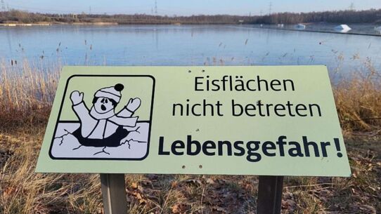 Lebensgefahr - dünnes Eis auf dem Stadtpark See