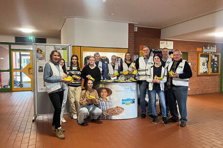 FairTrade-Gruppe verteilt Bananen an Schulen