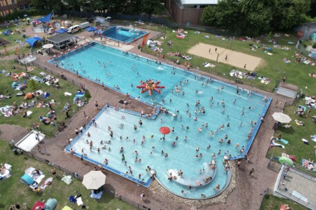 Baywatch-Feeling zum Saisonstart am 1. Mai 2026 im Quickborner Freibad