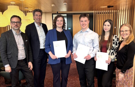 Erfolgreiche Auszubildende - Vier Absolventen nach verkürzter Ausbildungszeit