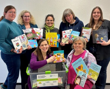 Lesung erklärt Kindern psychische Erkrankungen – Über 50 Bücherkisten in Grundschulen verteilt