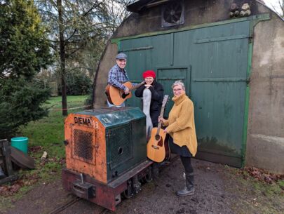 Zwischen Torf und Tönen: Trio Saitenwind spielt in der Nissenhütte