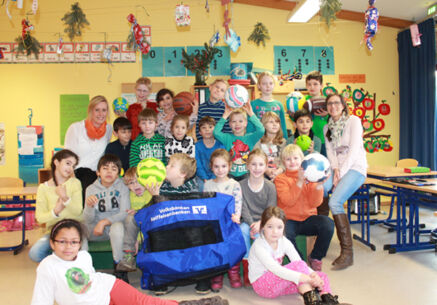 Neue Bälle für die Klasse 2b der Grundschule Lütjenmoor