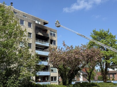 Großeinsatz in Bad Bramstedt: Zwei Verletzte bei Wohnungsbrand im Mehrfamilienhaus