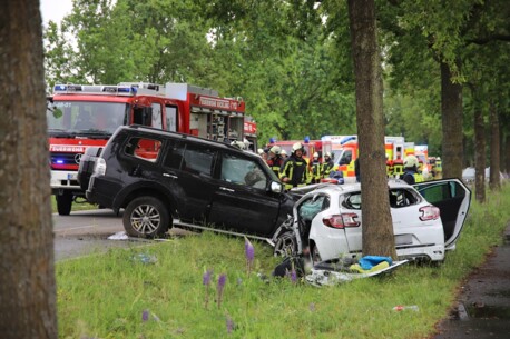 Schwerer Verkehrsunfall zwischen drei PKW - Fahrer eingeklemmt