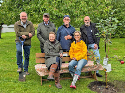 Senioren-Union Bad Segeberg stiftet Apfelbaum