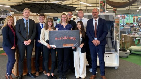 Geschafft – 6 Auszubildende freuen sich nach der bestandenen Prüfung auf ihre Zukunft.