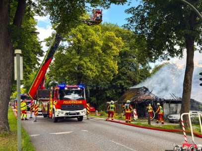 Großbrand in Neumünster-Wittorf: Garagenkomplex in Vollbrand