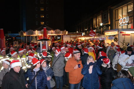 Weihnachtspullover-Wette und kostenloses Kinderkarussell bei "UlzburgGlüht"