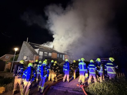 103 Einsatzkräfte im Großeinsatz: Feuerwehr verhindert Ausbreitung eines Dachstuhlbrandes