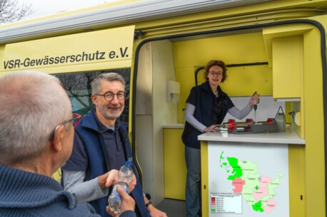 Labormobil testet Brunnenwasser in Bad Bramstedt