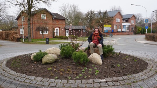 Naturnahes Grünflächenmanagements - Neue Bepflanzung auf dem Kreisel an der Dorfstraße