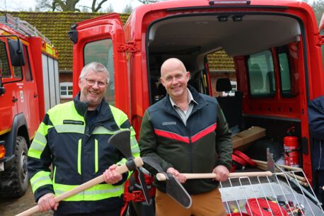 Spezialausrüstung zur Waldbrandbekämpfung übergeben