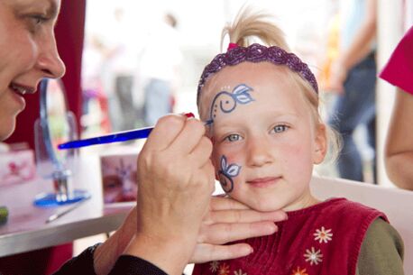 Faschingsverkauf hat begonnen: Kinderschminken im Februar