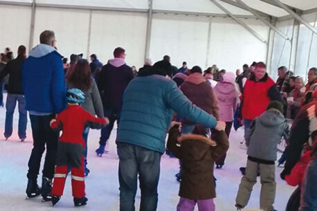 Großer Weihnachtsmarkt mit Eisbahn