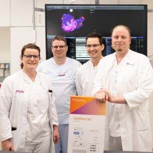 v.l. Dr. Susann Groschke, Oberärztin Elektrophysiologie; Michal Lemke, Gesundheits- und Krankenpfleger Herzkatheterlabor; Dr. med. Martin Borlich, Leitender Oberarzt Elektrophysiologie; Dr. med. Leon Iden, Chefarzt Elektrophysiologie; Auf dem Bild fehlend