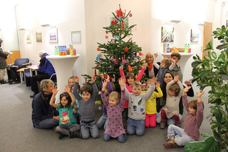 Regenbogenkinder schmücken Weihnachtsbaum