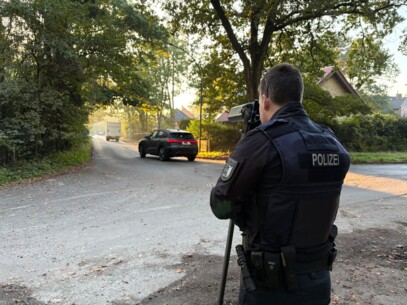 Sicher zur Schule: Polizei nimmt Verkehr rund um die Waldschule unter die Lupe