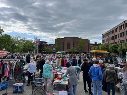 Gute Stimmung, tolle Fundstücke: 1. Nacht-Flohmarkt in Norderstedt-Mitte startet stark