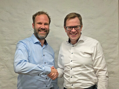 Der KPV Landesvorsitzende Ole Plambeck MdL (rechts)  gratuliert Kaltenkirchens Bürgermeister Stefan Bohlen zu seiner Wahl als neuen Vorsitzenden vom Städteverband und Städtebund Schleswig-Holstein.