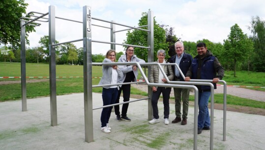 Fitness im Freien - Arno-Seibert-Stiftung spendet Calisthenics-Anlage