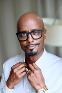 Yared Dibaba kommt mit neuer Bühnenshow „Bin da, wer noch?“